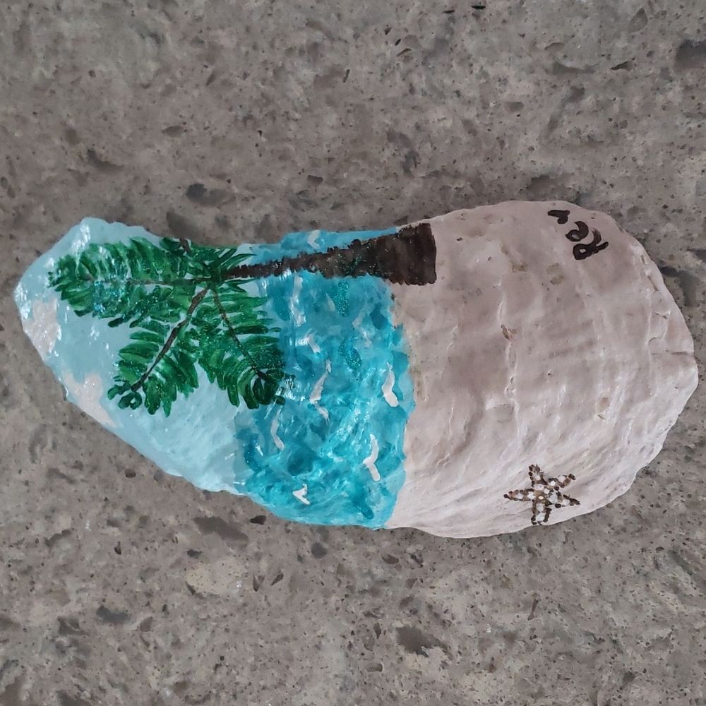 Hand painted oyster shell 💙